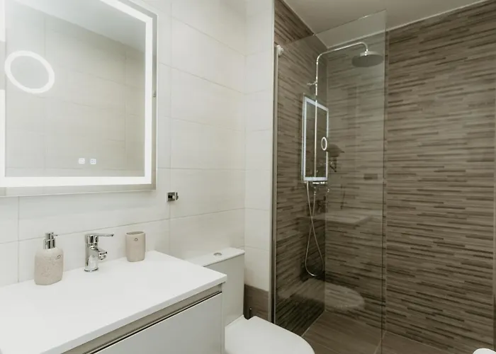 Urban Elegance In Tessalónica